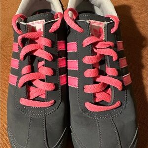 Women size 5 Adidas Samoa